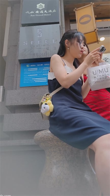 极品骚少妇街头极致诱惑！低胸裸腿红裙超骚，玉足特写欲罢不能，步行街抄底跟拍到手为 配图7