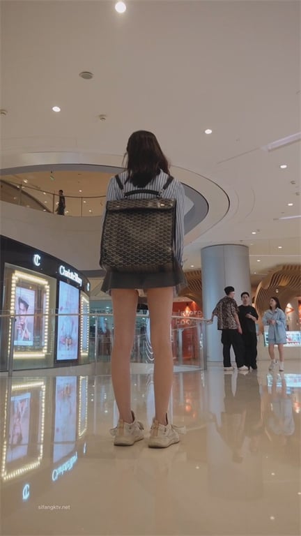 ❣️爆推❣️【商场偷拍福利】热裤小太妹抽烟超拽，紧翘美臀饱满蜜穴，众目睽睽下大胆贴身抄底1V1 - 老宋论坛-老宋论坛