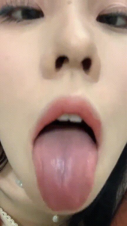 高颜值反差母狗第一视角，感受口交撸管的快感，翻白眼阿黑颜，一副欠肏的模样！ 配图5