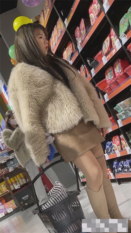 极致诱惑【步行街狂抄】毛领小太妹黑丝美腿爆正，大长腿风衣开叉任硬上，猛男1V多实 配图3