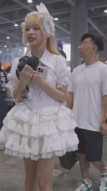 展会限时抄底颜值爆表嫩妹，长腿翘臀肉丝白内，后入角度绝了，手感爽到飞起！1V 配图1