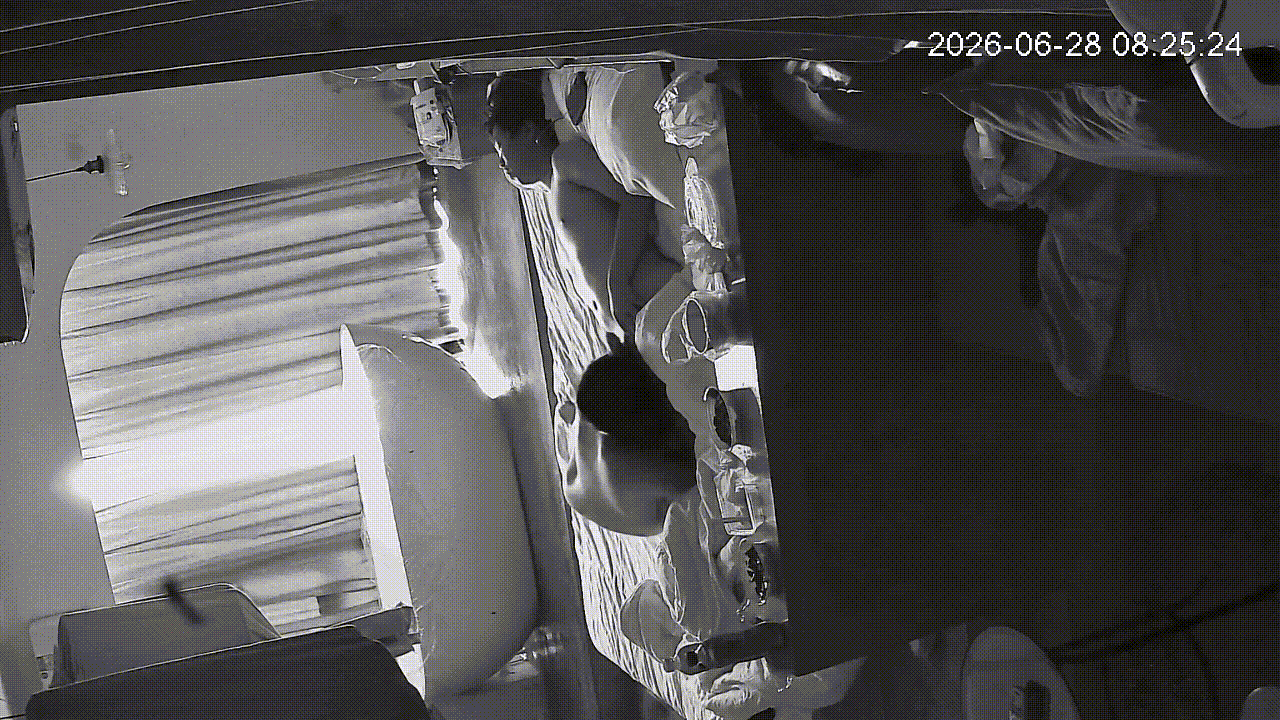6-28流出海景房偷拍素颜小学妹帅气男友进房用红外线扫描有没有摄像头化身cos小 配图3