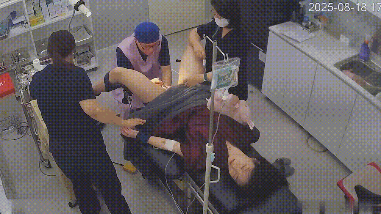 黑客破解医院手术室监控偷拍几个颜值美女做流产手术抱着小熊解压 配图1