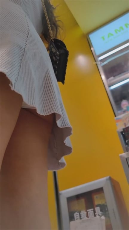 极致诱惑【街头抄底】青春美少女包臀裙紧致翘臀，龟奴重磅福利，强行偷拍玉足白内裤骚 配图5