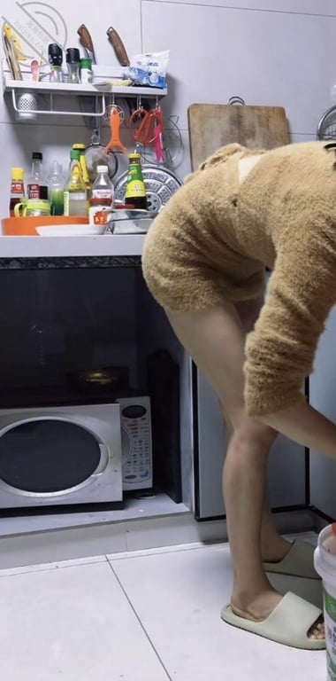 （精品原创）终于放假，见到了日思夜想的姐姐，实在忍不住想在厨房就把她干了 配图4