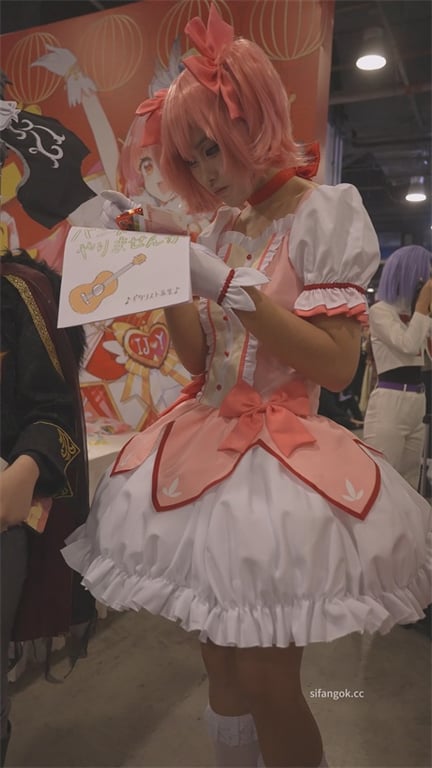 展会抄底｜这大高个是男娘还是真妹子？粉内裤一路勒进股沟，老哥蹲下看了半天：没掏把 配图3
