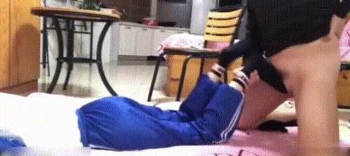 【SM调教】【素人足交】高三女生被迫脱下丝袜，用玉足夹住老师丑陋的欲望 配图5
