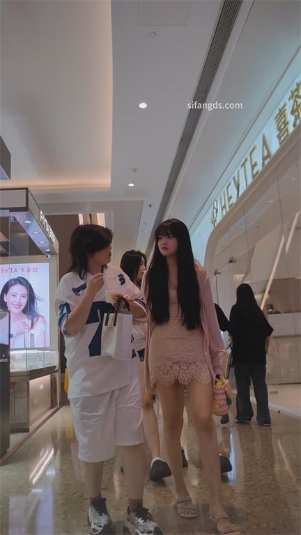 爆款推荐【商场猎艳】极品小美人百合激战，玉足高清特写+紧致后庭，被女人玩到失神1 配图4