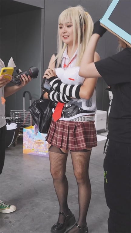 ❣️爆款推荐❣️【展会极品捡漏】绝美嫩妹主播现身！大长腿+好身材，黑丝黑内骚到爆，1V激情在线-老宋论坛