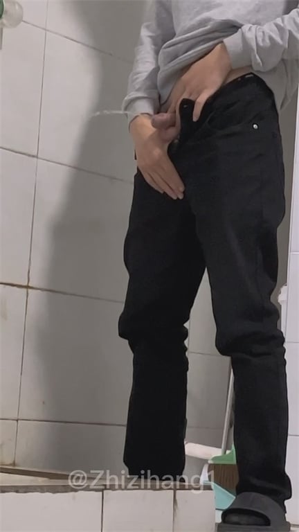 推荐厕所偷拍【大学男生放尿撸管】厕所看片撸管射了好多，竟然还有包茎翻不出来，G8 配图11
