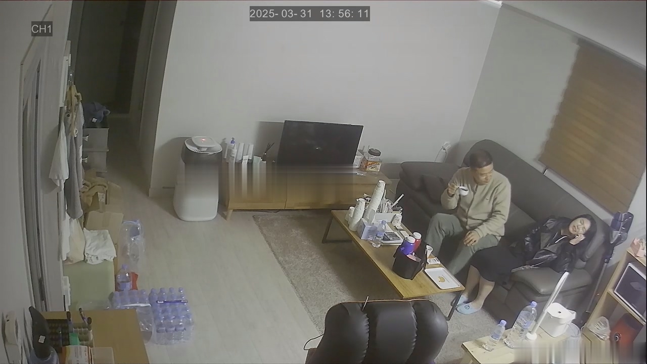 偷拍激情！大叔出差归来饥渴爆棚，中午等媳妇回家沙发狂野一炮泄火 配图2