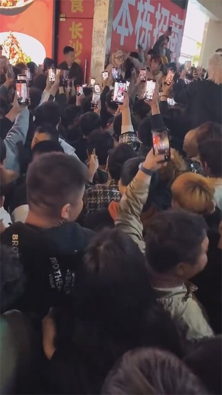 吃瓜3月15日长沙【解放西路】众人围观穿着暴露的荡妇当街口活，众目睽睽当场吹射， 配图29