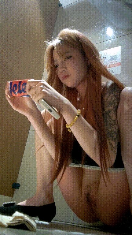 精品厕拍，正面脸穴同框真实偷拍多位年轻美眉大小便，极品鲍鱼简直太顶了 配图4