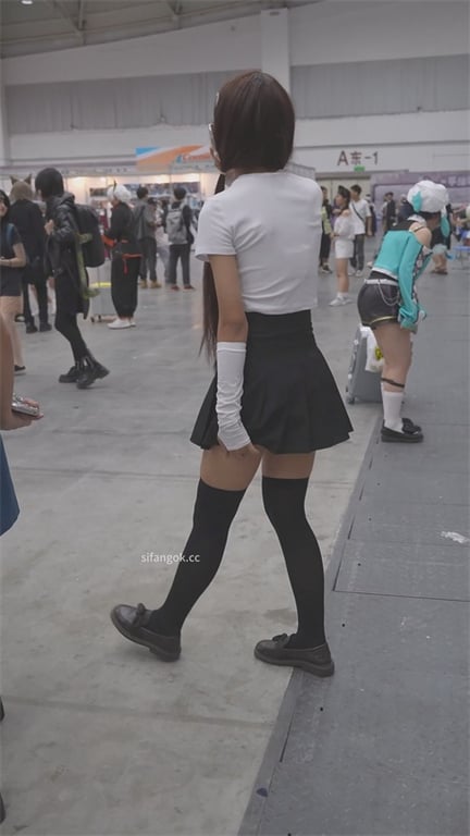 推荐【展会极品】绝色靓女小皮鞋情趣丝袜诱惑，泡泡内裤勾勒性感曲线，神秘魅力1V 配图3