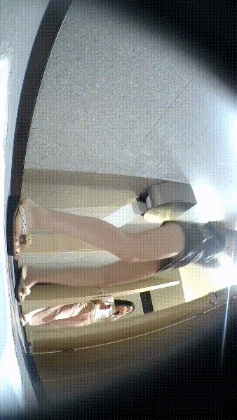 KTV女厕全景偷拍几位美女还有一位喝多了先吐再拉 配图22