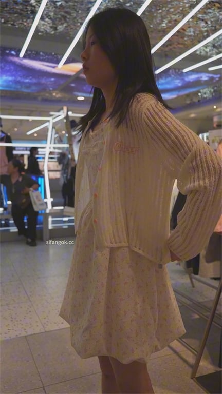 爆款推荐【商场试衣间偷窥】绝美嫩妹换衣抄底成功，绿底小内内一览无余，这条泡泡裙下 配图6