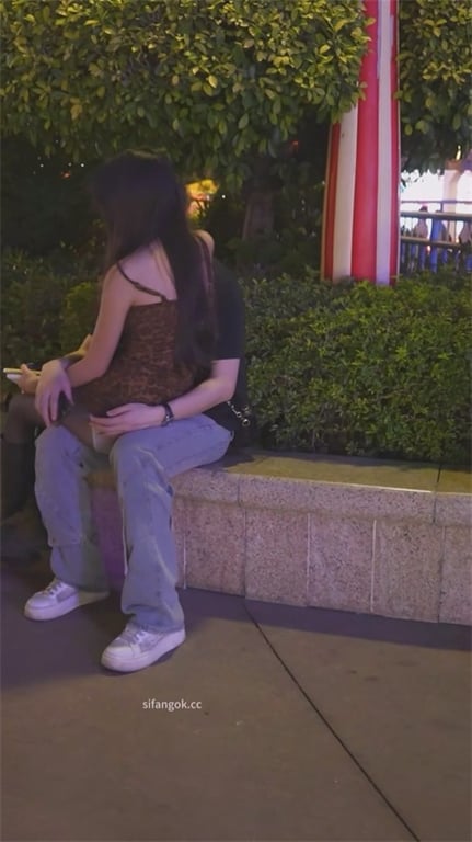 爆推荐【夜市步行街高能抄底】龟男当街掀起炮友裙子路人围观，黑丝白内湿透骚到爆，抽 配图6
