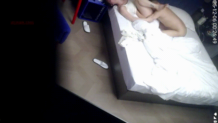 天眼1号房12-7：丸子头白肤美少妇太骚浪！男人直接狂舔逼，床上猛操不够转桌子上继续干到喷水！-老宋论坛