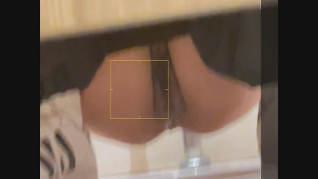 极致偷窥！性感健身美女教练被神秘厕拍大神闪光灯尾随女厕尿尿全过程12月重磅流出 配图7