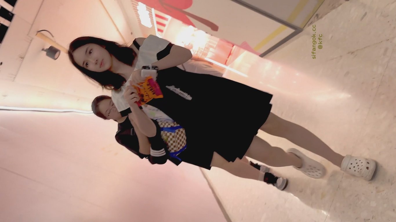 【KFC】❤️大神商场尾随偷拍两个美女可爱萌妹逛街吃小吃·黑色长裙内内被小屁股紧紧夹着+黑色骚窄内被翘臀紧紧包-老宋论坛