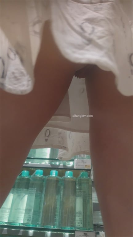 爆推商场潜规则【无内白虎反差眼镜婊】10个眼镜9个浪，清纯皮下极致骚，玉足特写高 配图7