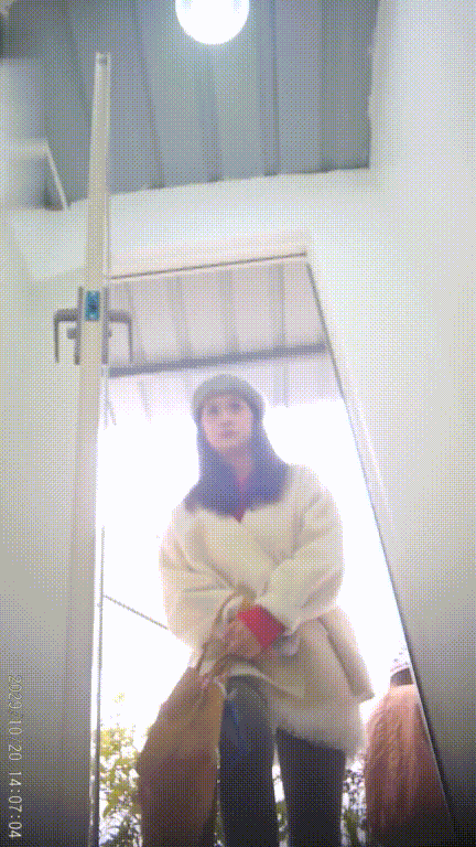 街边女公厕真实偷拍多位女性大小便，特写后位双洞同步露脸，鲍鱼菊花近在咫尺，视觉盛 配图16
