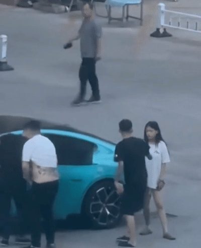东营蓝色小米SU7男同野战视频完整版光天化日俩男在车头大战 后入翘臀猛怼狂干 完 配图2
