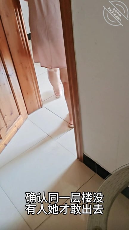 (原创视频)184：干妈趁老公上楼顶看施工，来房间看我被我操了 配图9