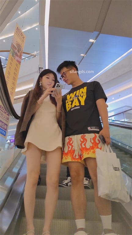❣️爆火推荐❣️【商场抄底】龟男带小靓女逛街，玉足高清特写！小女友被猛插得浪叫连连、满足到腿软1V1-老宋论坛