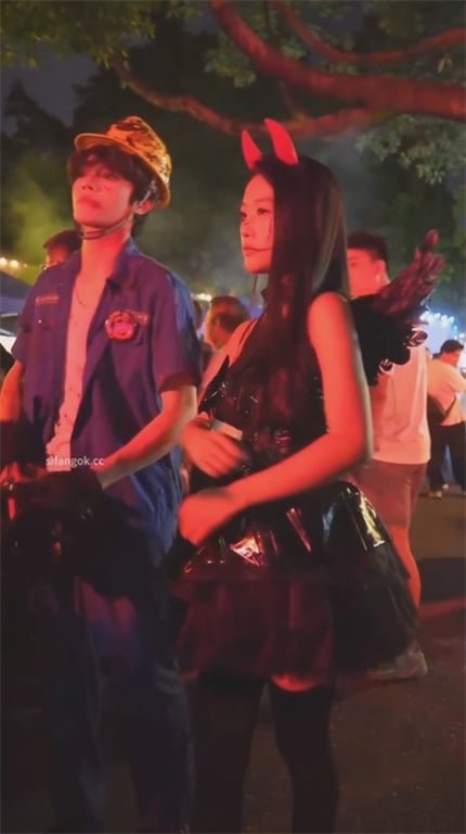 爆款推荐【游乐场抄底】连衣裙少妇神似任素汐，白内裤骚到爆！黑丝Coser白嫩蜜桃 配图8