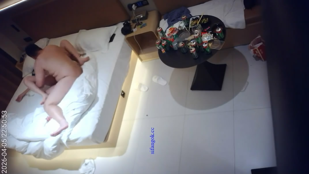 4-5流出天眼酒店偷拍少妇被眼镜渣男骗到酒店一顿啤酒喝完趁她睡觉拿下内射 配图4