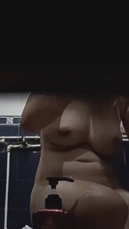 深夜偷窥！夜班美女租客洗澡被房东近距离窥视，巨乳晃动极致诱惑高清无码版 配图1