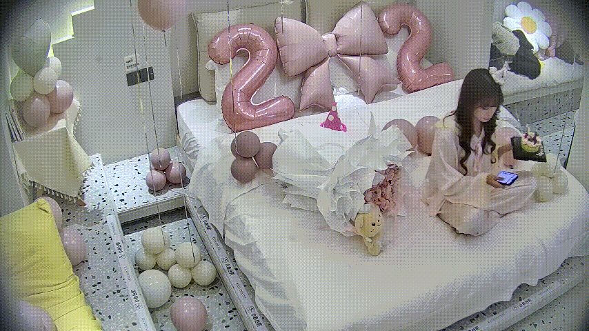 民宿浪漫生日房陷阱：男人精心布置只为激情缠绵！美女毒龙挑逗后狂野内射高潮迭起 配图1
