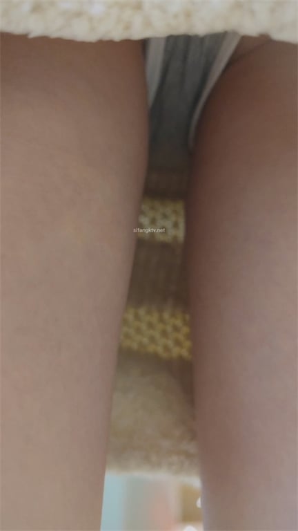 爆款推荐【商场极限抄底】极品颜值嫩妹窄裙风光一览，刺激到腿软被抓现行，慌张逃窜1 配图7