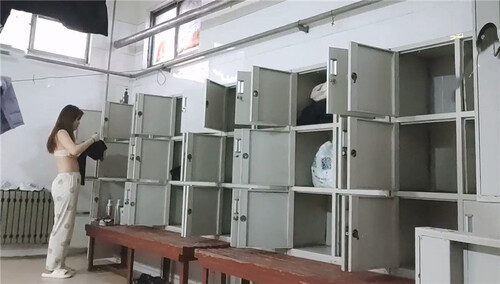 男扮女装大神潜入东北澡堂多位美女赤裸洗澡换衣的香艳诱惑现场 配图5
