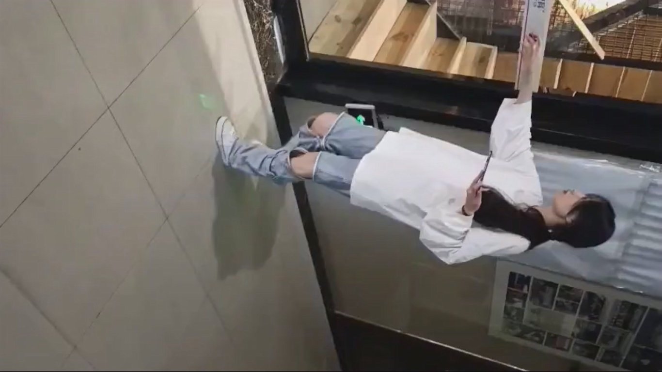 夜校补习班前桌破洞牛仔极品美女❤️下课尾随进女厕偷窥竟藏浓密毛穴高清无码-老宋论坛