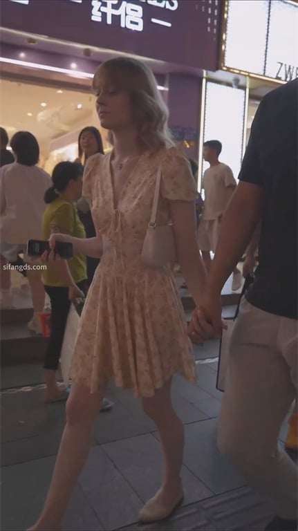 爆款推荐【步行街极品猎艳】金发洋妞骚丁字裤直勾勾勾引，龟奴狂喜骑洋马！大长腿黑内 配图15
