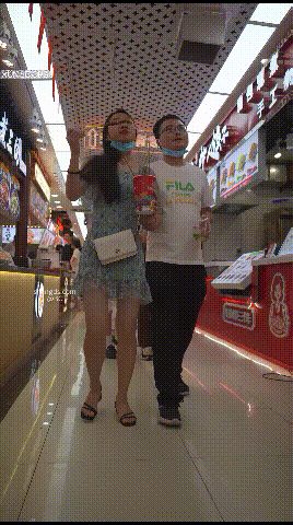 【BC无内极致诱惑】步行街小吃街真空抄底！蕾丝短裙少妇不穿内裤逛街，浓密黑毛若隐若现，多位美女裙底春光一览无余！-老宋论坛
