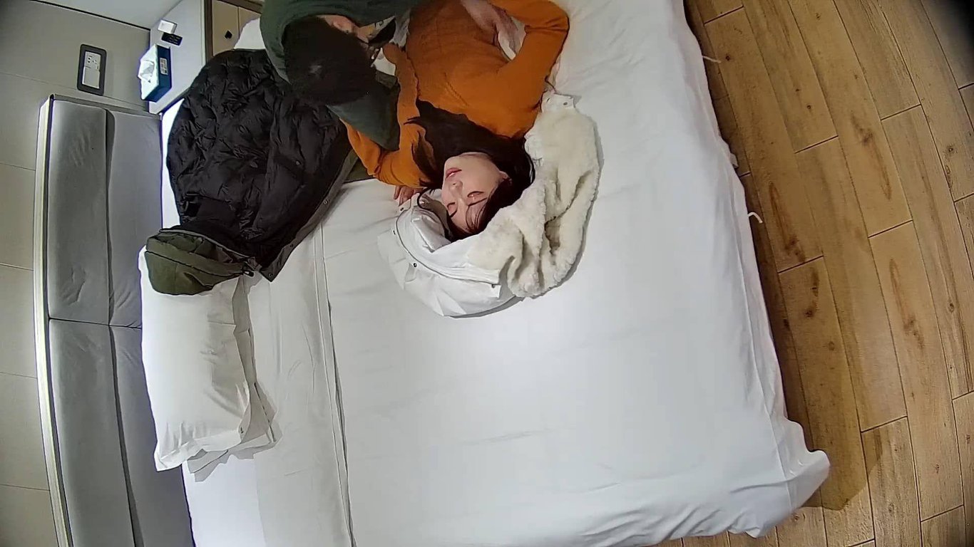 ❤️酒店偷拍流出！眼镜小胖无视女友生理期 强按床边撩开猛插狂射高潮-老宋论坛