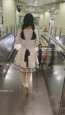 【地铁抄底】双马尾嫩妹泡泡裙，白丝白内若隐若现，小皮鞋玉足特写，双腿紧夹疑似处，1V-老宋论坛