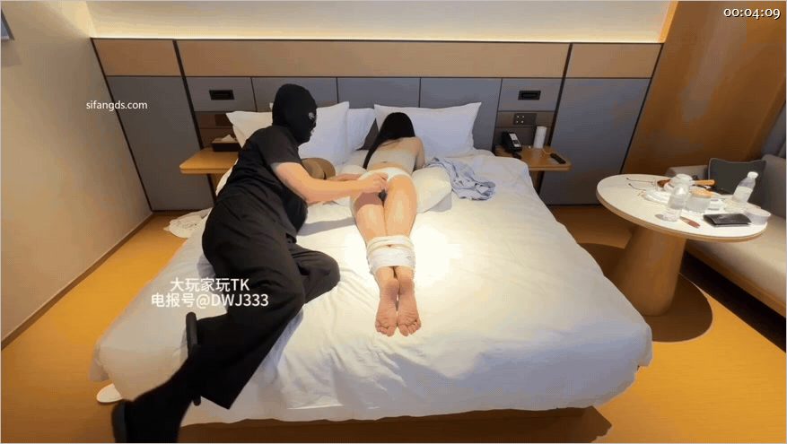 ㊙【SM调教】【恋足】【大玩家的足欲】推特恋足大神约拍眼镜妹猥亵玉足疯狂舔脚玩弄 配图3