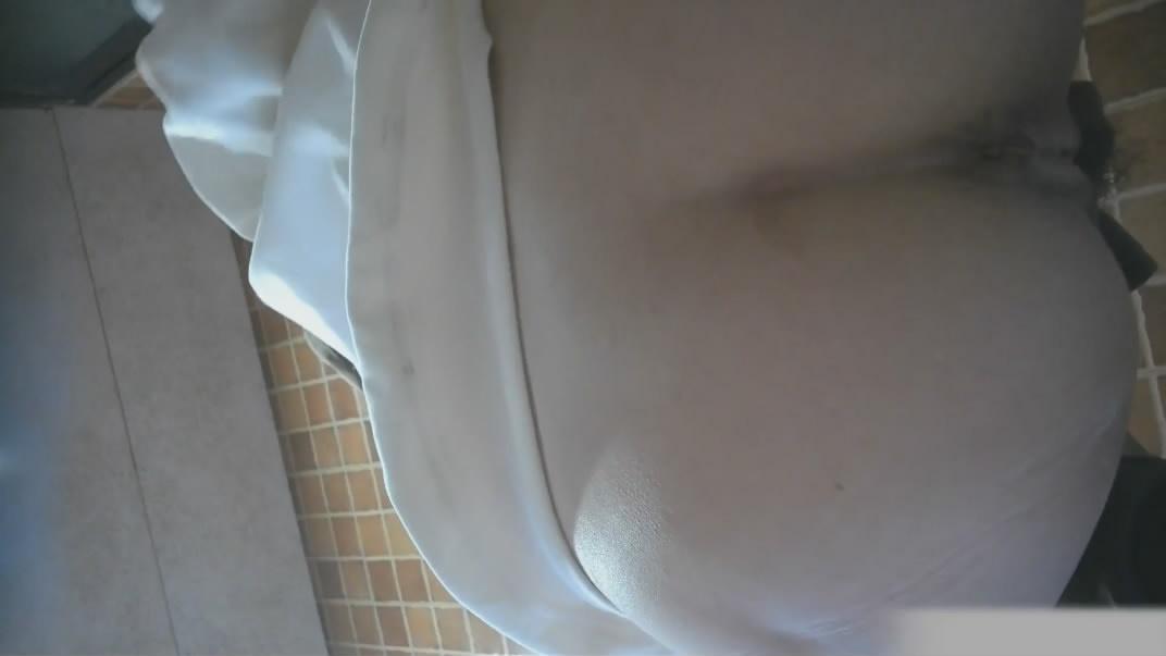 【独家重磅】美食城女厕偷拍流出！多位美女尿尿拉屎全记录，刮毛骚逼喷屎菊花一张一缩 配图17