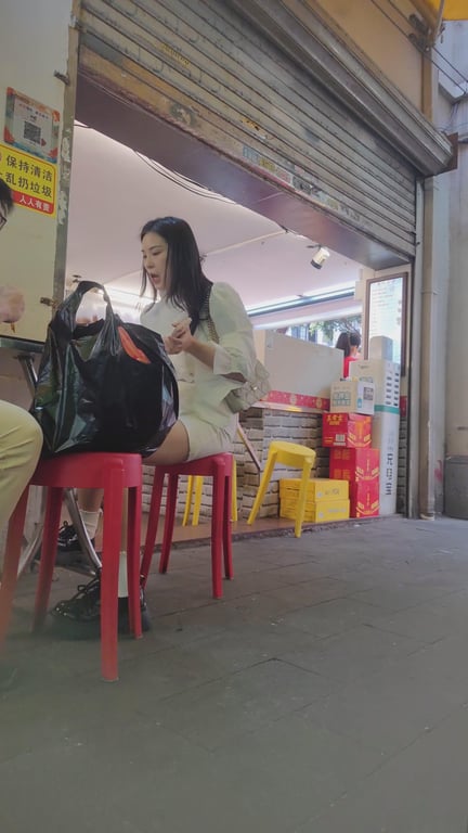 大神尾随偷拍白色短裙极品美女在买东西排队的时候抄底她的内裤真的非常性感丁字裤毛毛 配图6