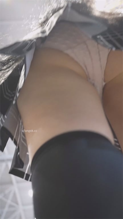 爆推【展会抄底】伪娘现身？零女性特征却挂姨妈巾，真假难辨超刺激1V！ 配图9