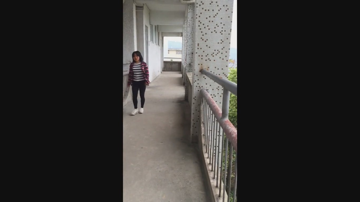厕拍大神潜入湖南某师范学院教学楼女厕偷拍学妹尿尿高清无水印版 配图15
