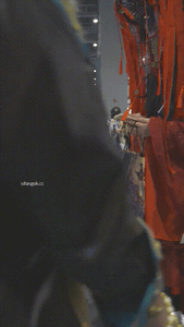 两次CD服装展台模特小姐姐❤️花纹白丝前后拍～超赞！-老宋论坛