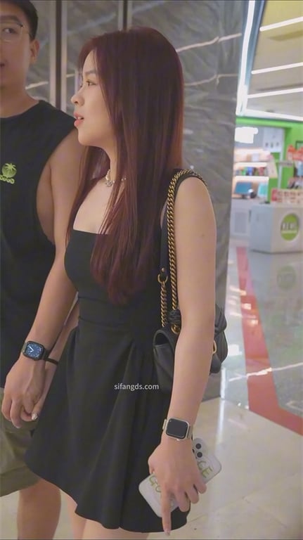 爆款推荐【商场猎艳】极品靓女试衣间被强势拿下，龟男女友肥美阴户紧致翘臀，羡慕到爆 配图15