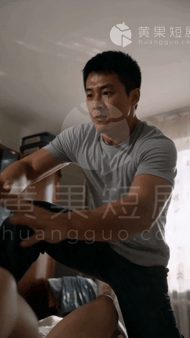 【AI短剧】《花田里犯的错》EP1-5 面对妻子的冷酷出轨，终日泡在花圃里的勤劳 配图2