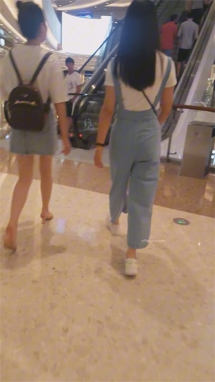 爆推【商场激情抄底】极品少妇玉足诱惑！电梯人潮牛仔短裙硬上，老哥技术拉满1V 配图4