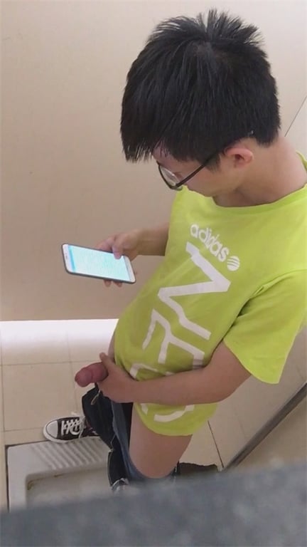 推荐厕所偷拍【大学生粗屌打飞机】看不出来眼镜小哥屌这么粗，看手机撸管喷射，一脸满 配图1